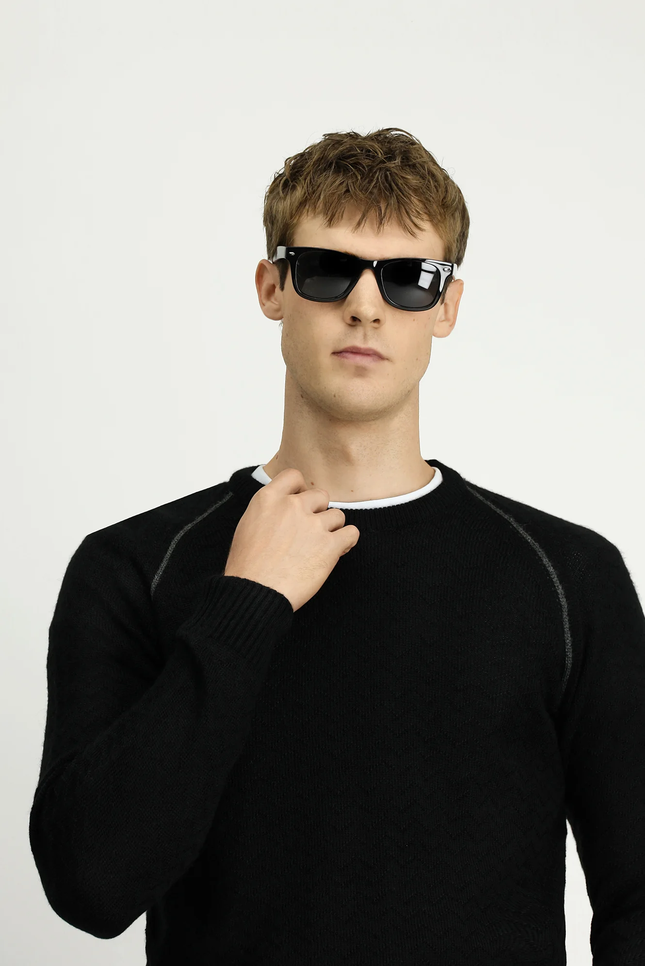 Siyah Bisiklet Yaka Regular Fit Desenli Triko Kazak - Image 3