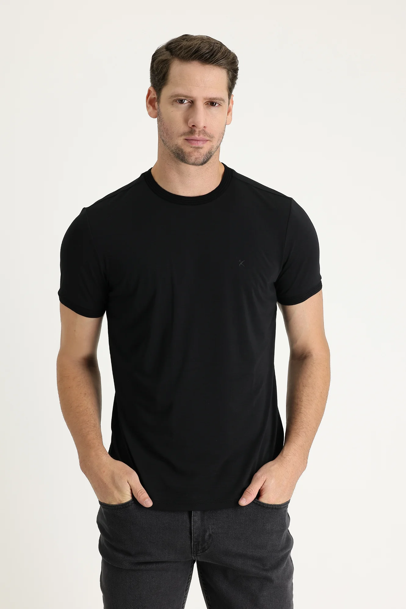 Siyah Bisiklet Yaka Slim Fit Dar Kesim Nakışlı Tişört - Image 2