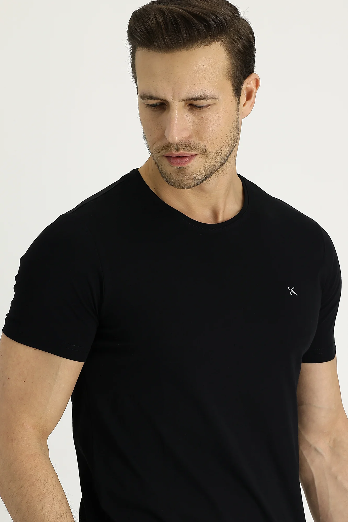 Siyah Bisiklet Yaka Slim Fit Dar Kesim Nakışlı Tişört