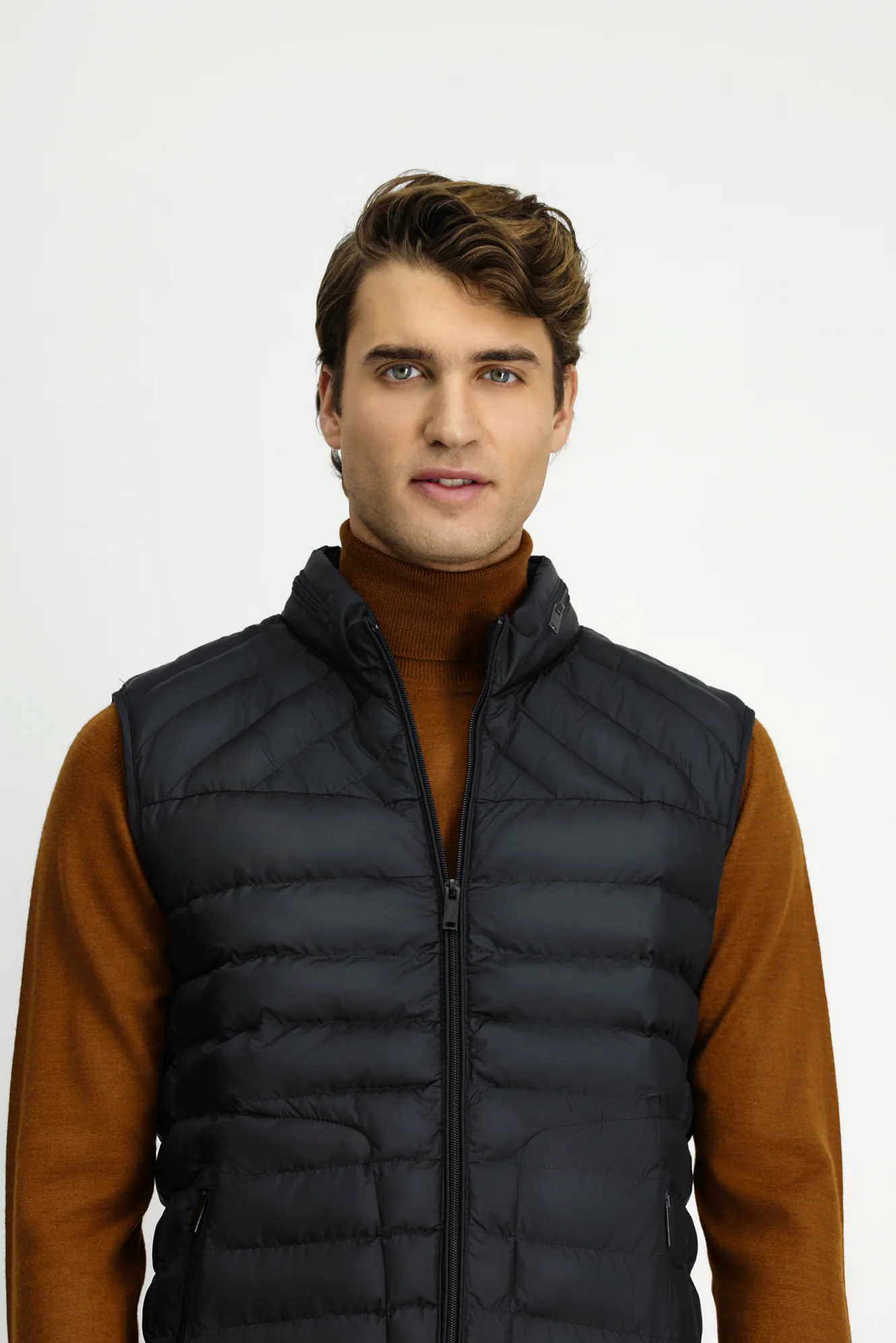 Siyah Slim Fit Dik Yaka Fermuarlı Kapitone Spor Yelek - Image 4