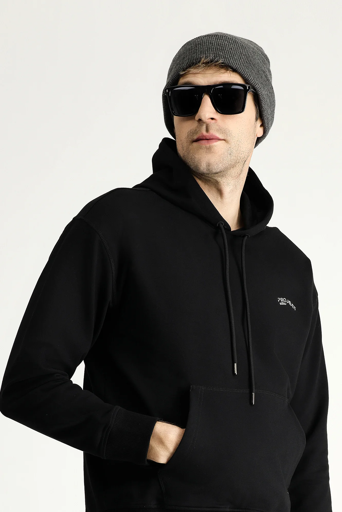 Siyah Kapüşonlu Baskılı Pamuklu Sweatshirt - Image 2