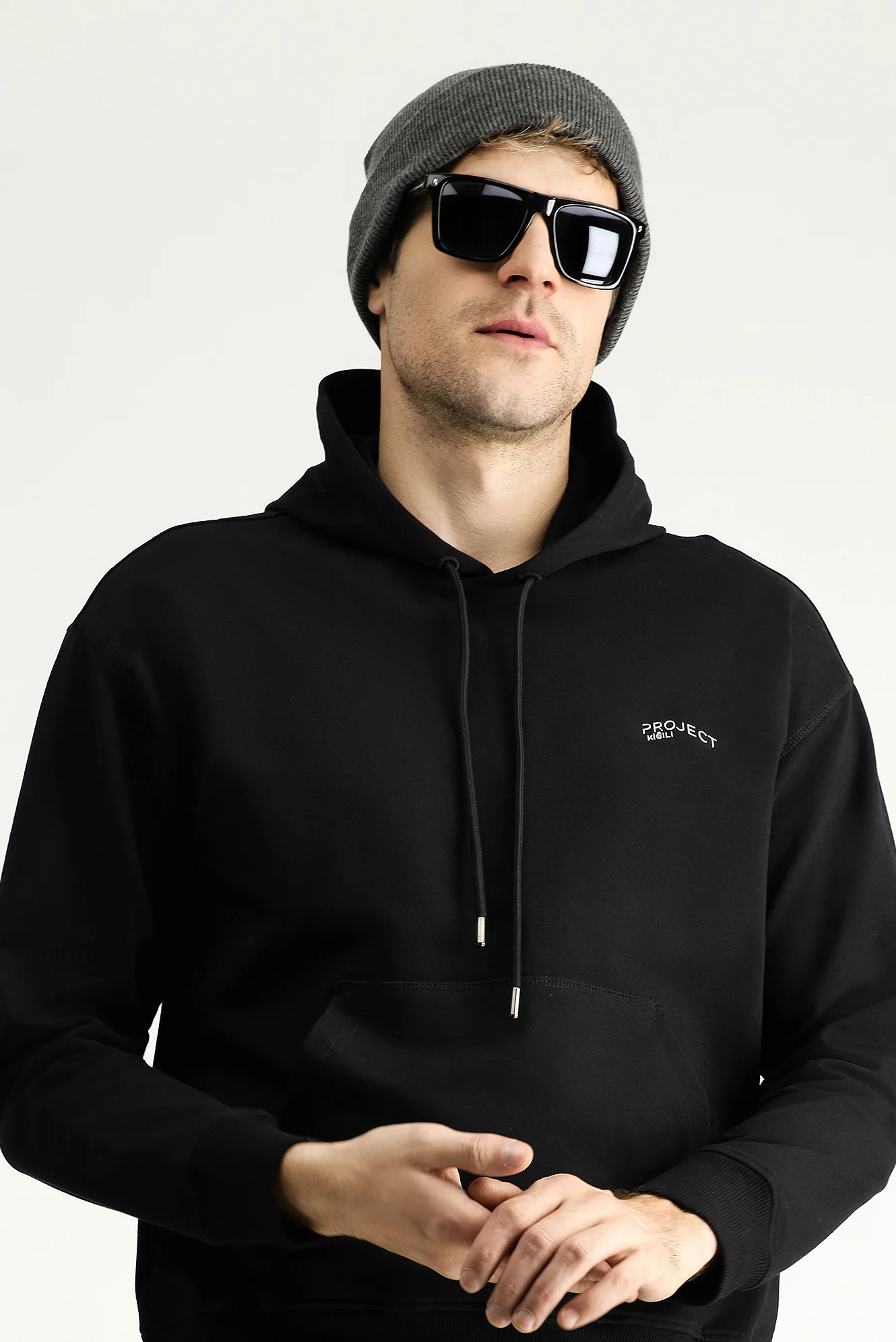 Siyah Kapüşonlu Baskılı Pamuklu Sweatshirt - Image 3
