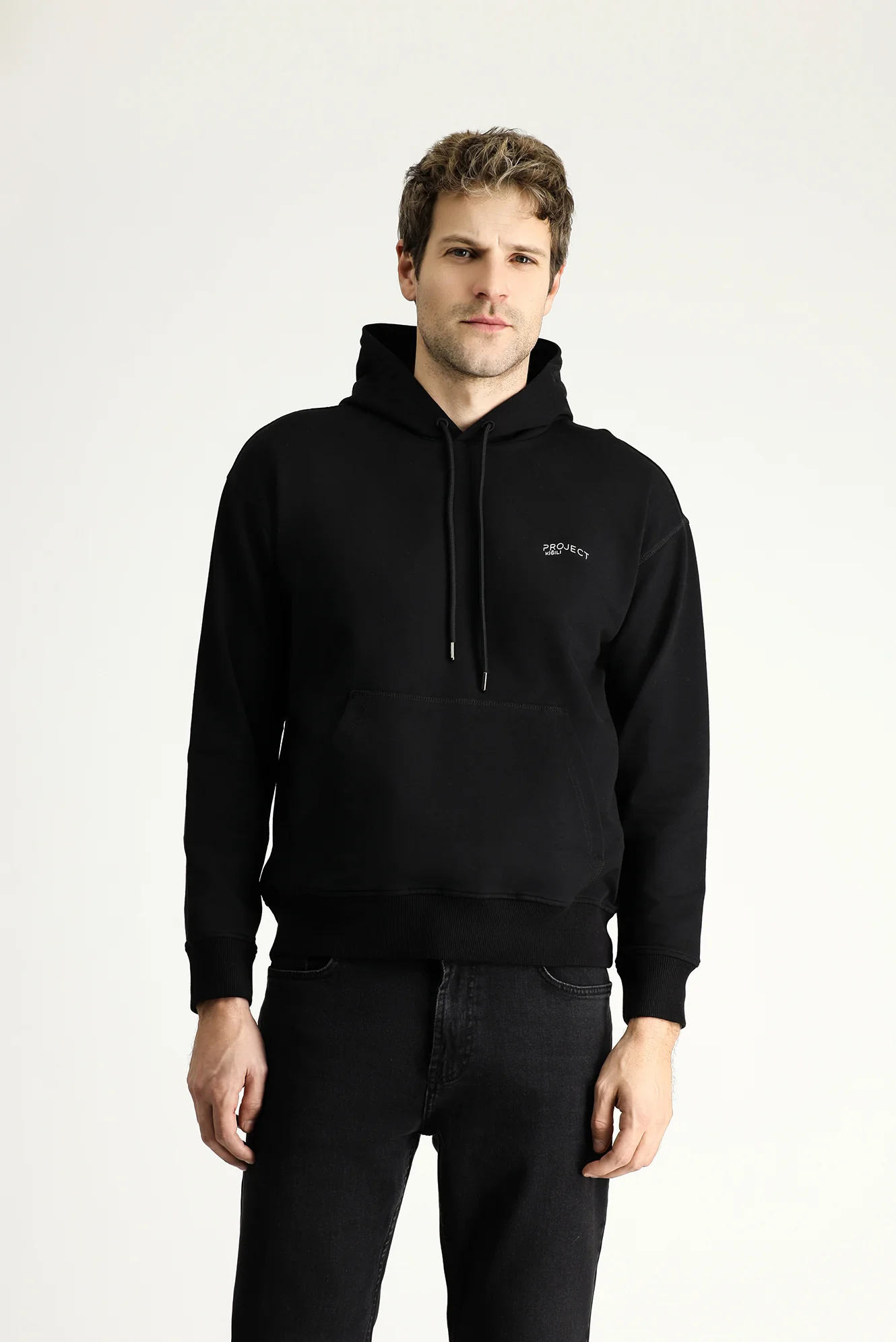 Siyah Kapüşonlu Baskılı Pamuklu Sweatshirt - Image 4
