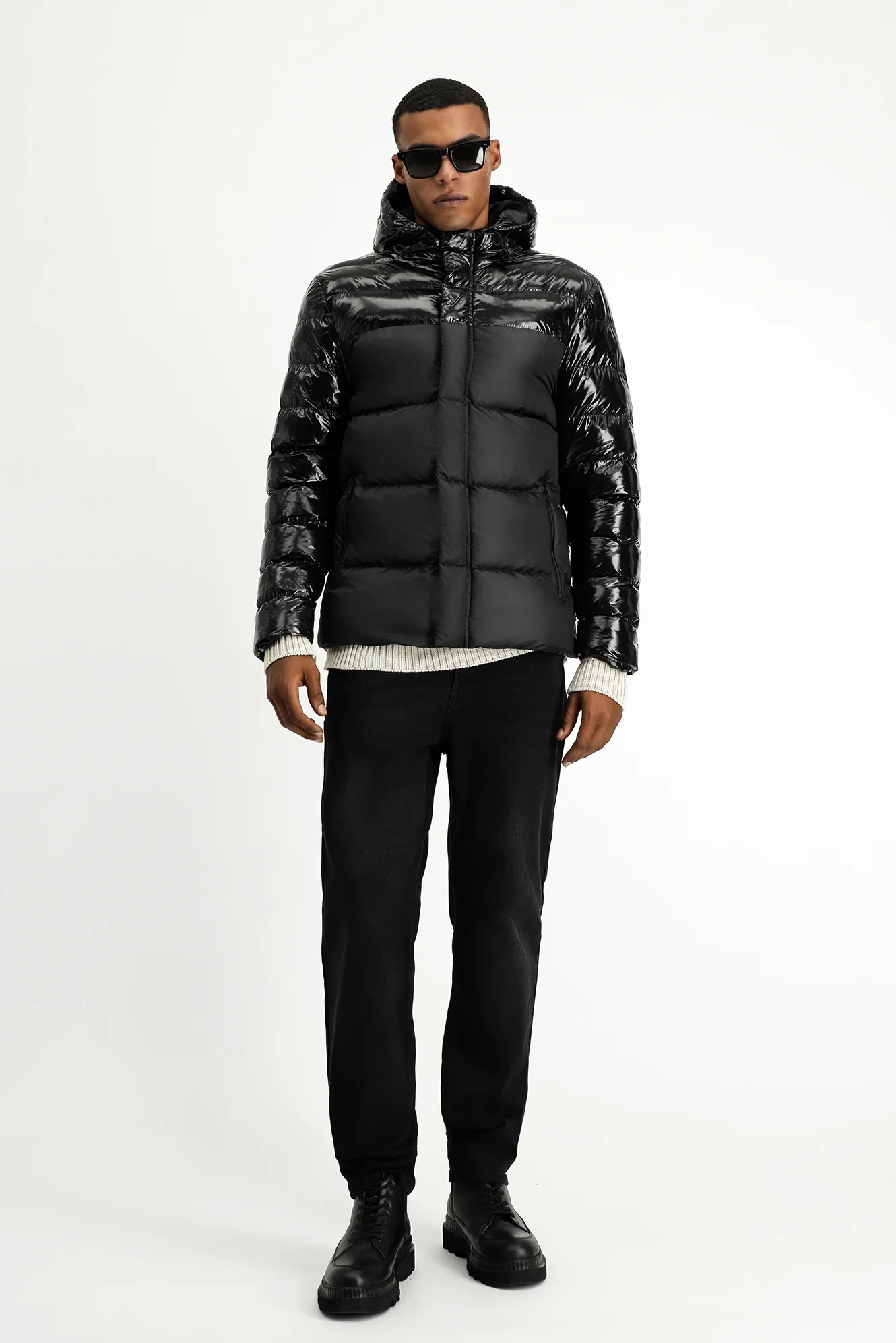 Siyah Slim Fit Dar Kesim Kapüşonlu Vinil Şişme Mont - Image 4
