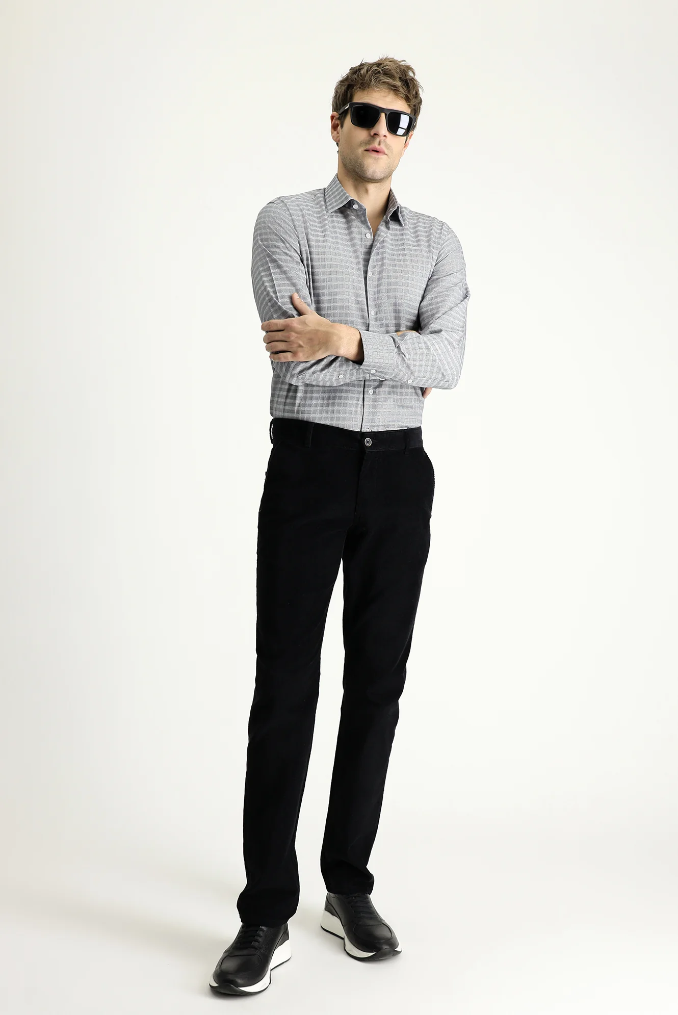Siyah Slim Fit Dar Kesim Likralı Kadife Pantolon - Image 2