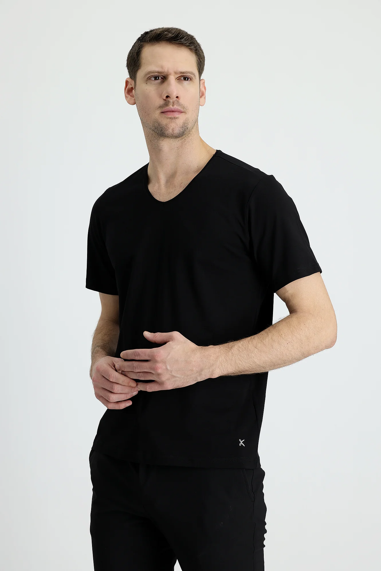 Siyah V Yaka Regular Fit Nakışlı Süprem Tişört - Image 2