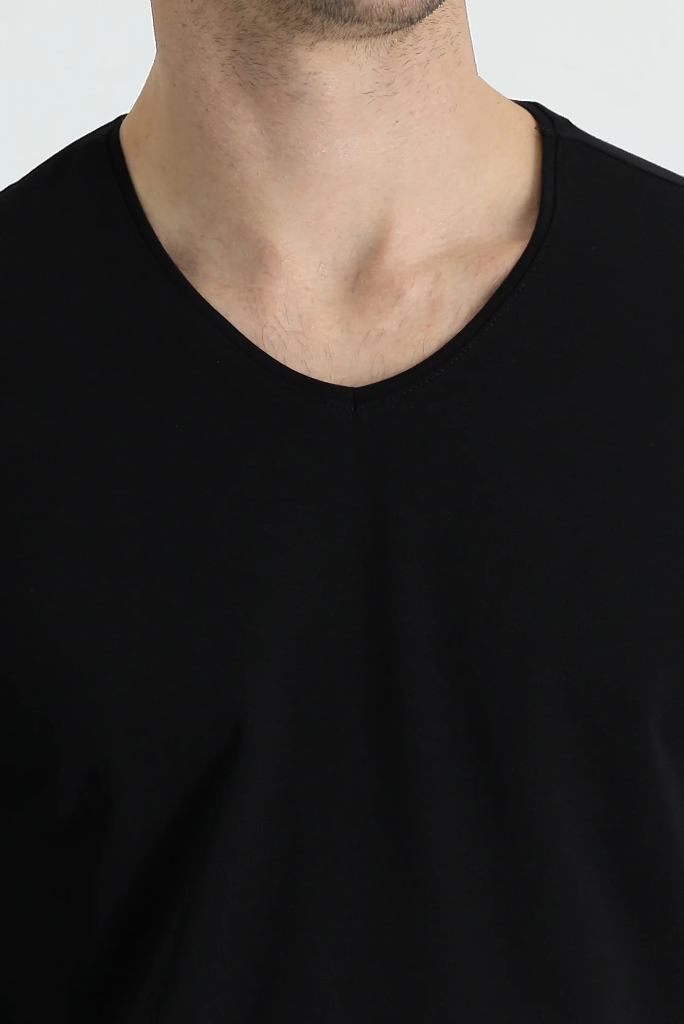 Siyah V Yaka Regular Fit Nakışlı Süprem Tişört - Image 4