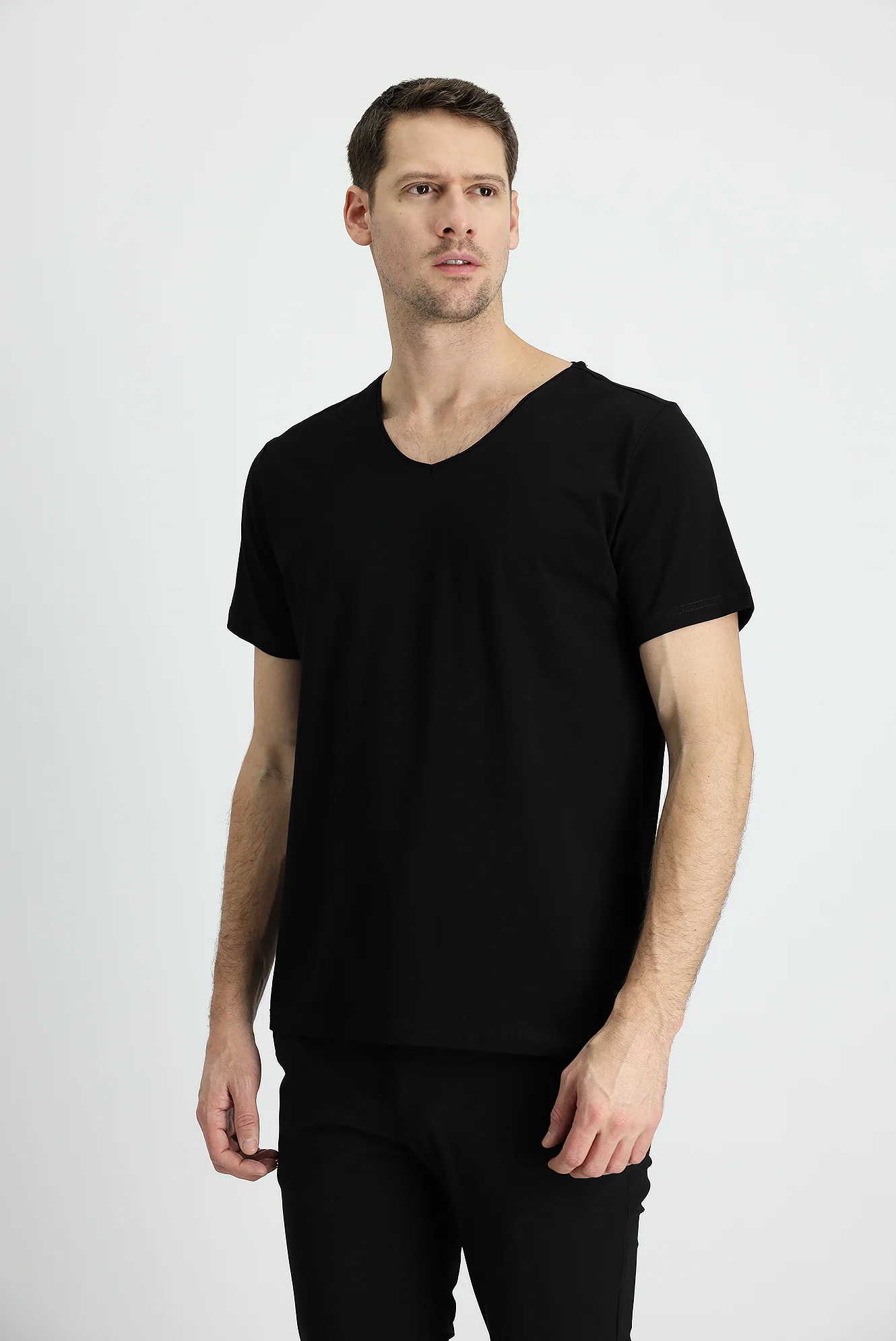 Siyah V Yaka Slim Fit Dar Kesim Nakışlı Süprem Tişört