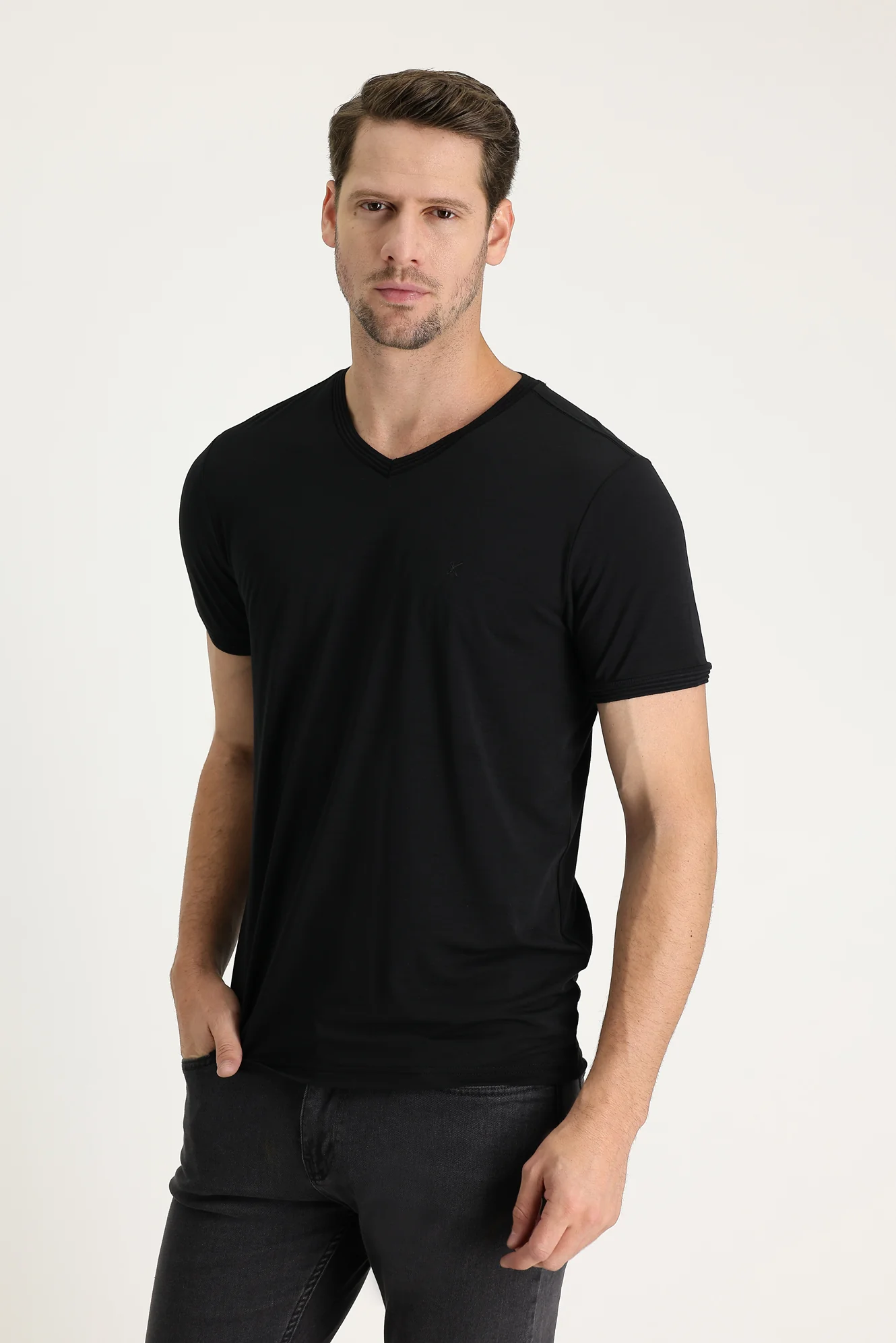 Siyah V Yaka Slim Fit Dar Kesim Nakışlı Tişört