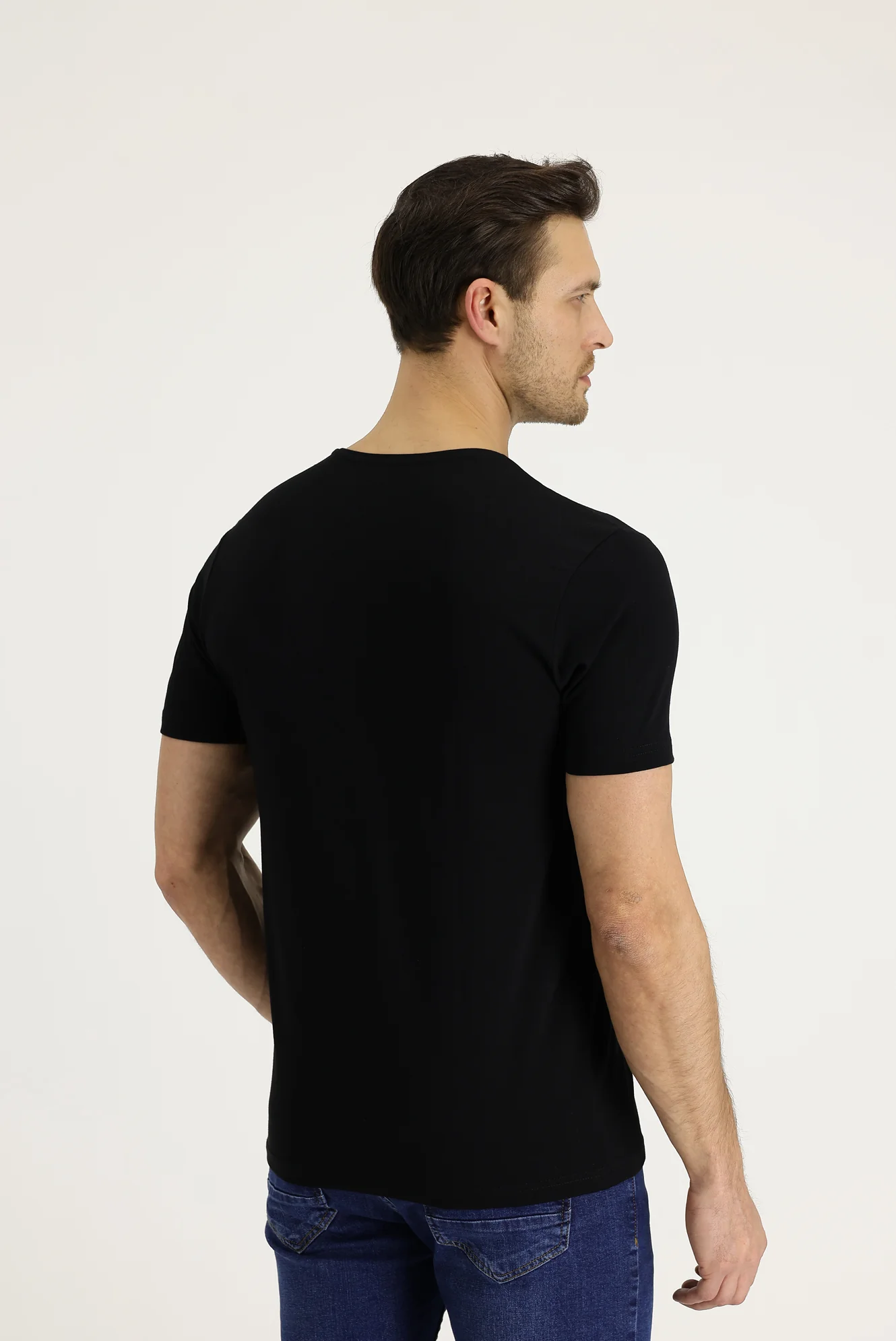 Siyah V Yaka Slim Fit Dar Kesim Nakışlı Tişört - Image 3