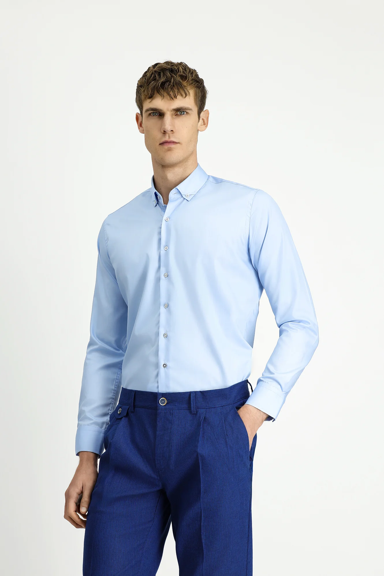 Uçuk Mavi Uzun Kol Slim Fit Dar Kesim Non Iron Ütü Gerektirmeyen Pamuklu Düğmeli Yaka Gömlek - Image 2