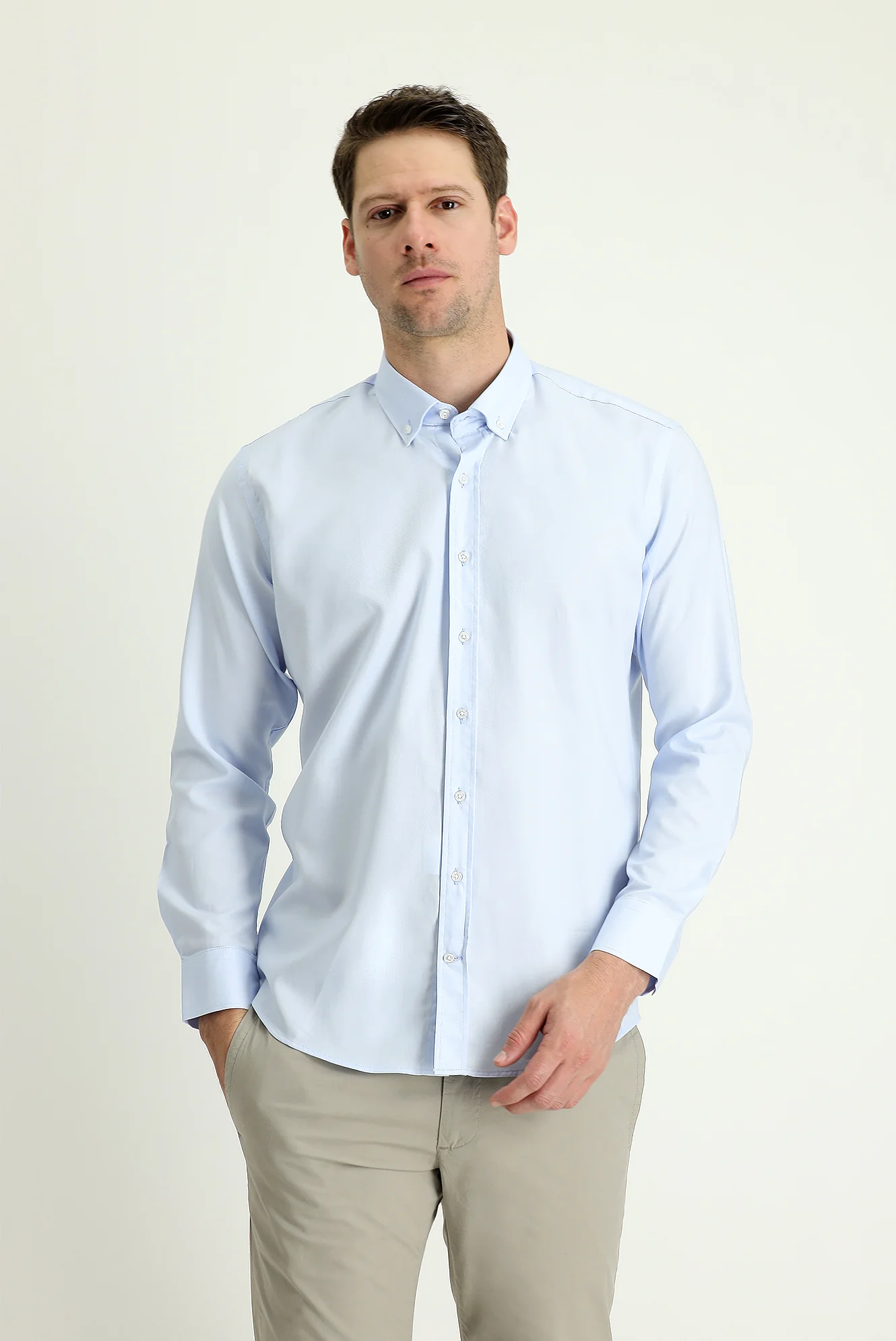 Uçuk Mavi Uzun Kol Slim Fit Dar Kesim Oxford Pamuk Düğmeli Yaka Gömlek - Image 2