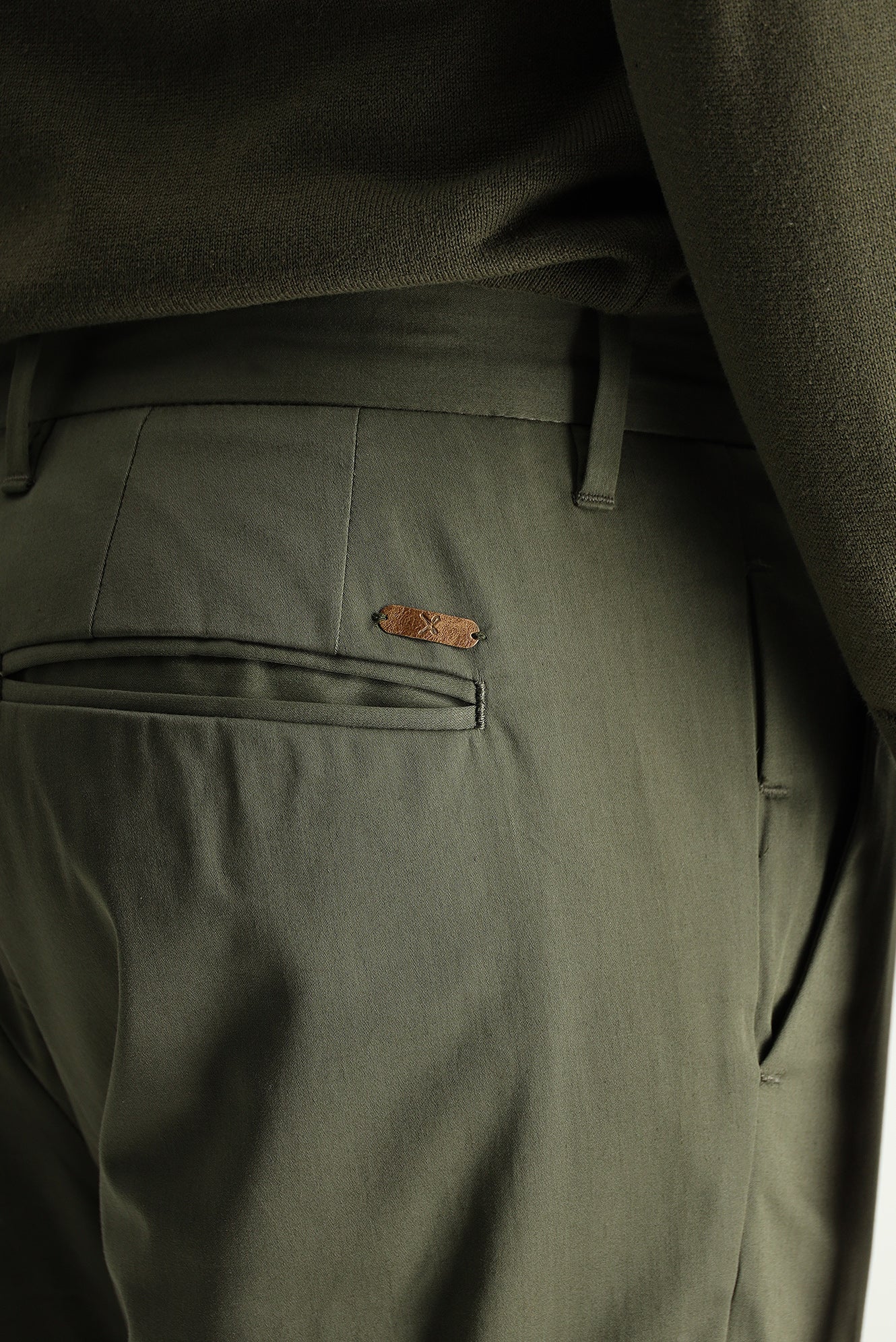 Yağ Yeşili-Olive Relaxed Fit Rahat Kesim Likralı Saten Kanvas / Chino Pantolon - Image 5